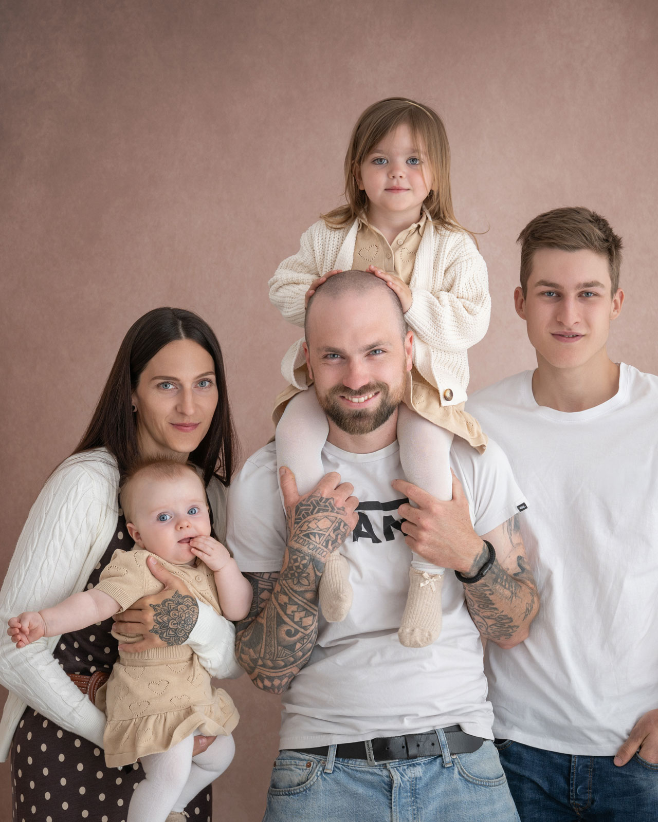 Familie mit drei Kindern im Fotostudio