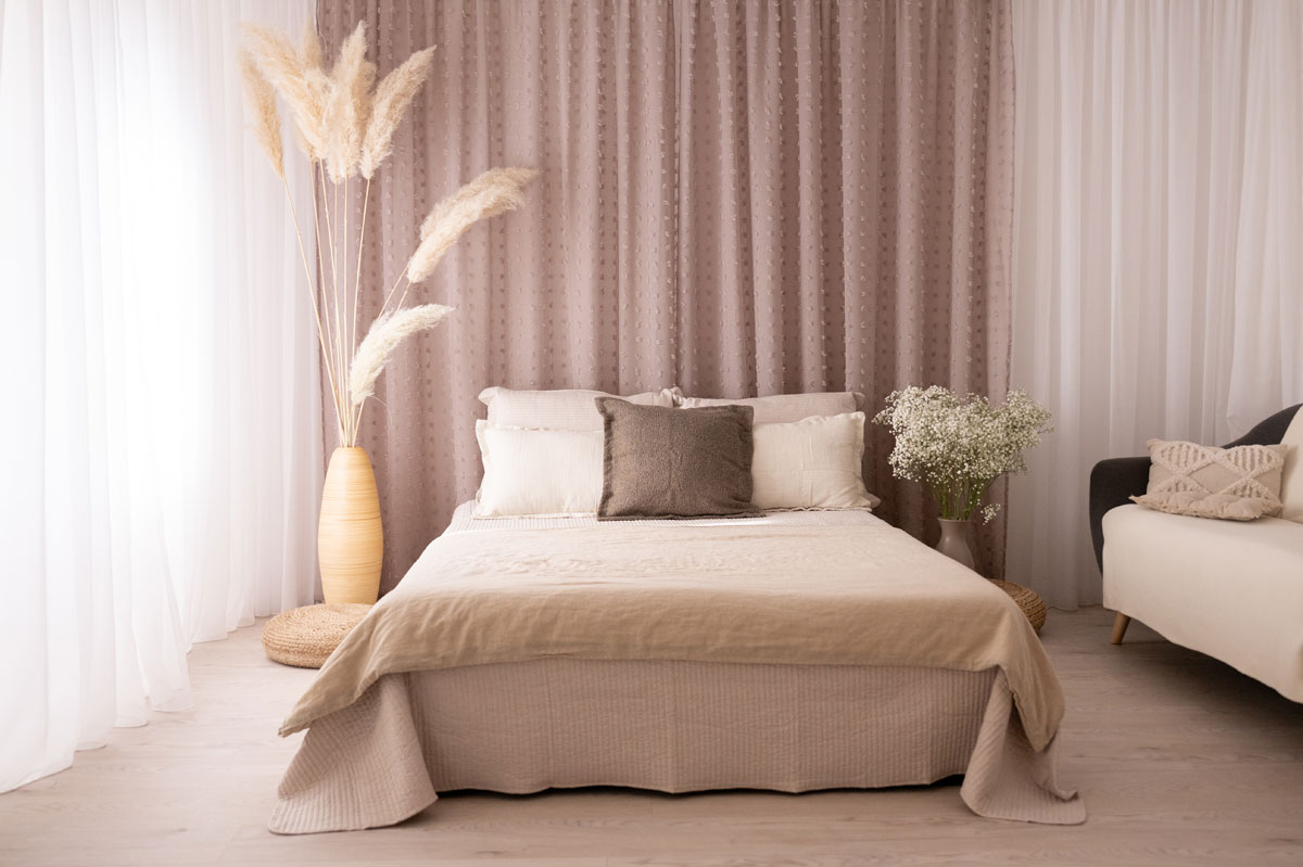 Helles Fotostudio in Pitzenberg mit Bett, Naturdecken, Pampasgras und weißen Vorhängen