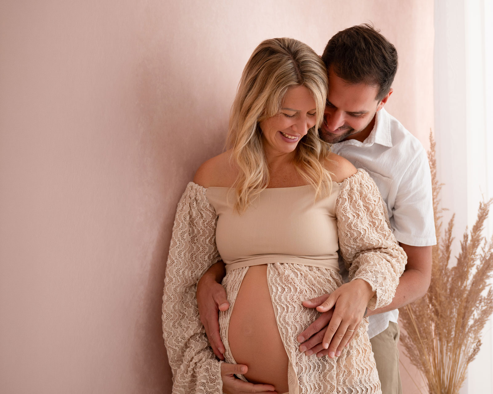 Werdende Eltern beim Babybauchshooting